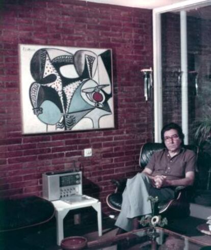 El pintor Antoni Tàpies con su "picasso" "Le cop saigné" de 1948, en el salón de su casa.