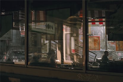 'Cafe Ion', Moscú, 2009. Una toma de Savelev que remite a los personajes de los cuadros de Hopper.
