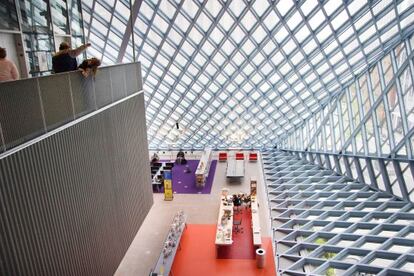 Sala de estar de la Biblioteca Central de Seattle, proyectada por OMA, el estudio del arquitecto holandés Rem Koolhaas. El edificio fue inaugurado en 2004 y destaca por su muro cortina facetado en forma de diamante.
