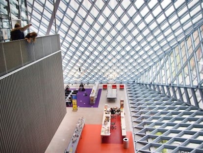 Sala de estar de la Biblioteca Central de Seattle, proyectada por OMA, el estudio del arquitecto holandés Rem Koolhaas. El edificio fue inaugurado en 2004 y destaca por su muro cortina facetado en forma de diamante.