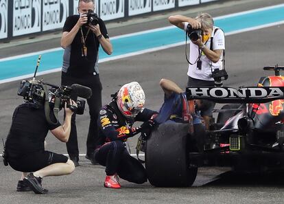 Max Verstappen, junto a su vehículo tras finalizar la carrera. 