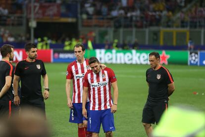 Koke llora junto a Godin al final el partido.