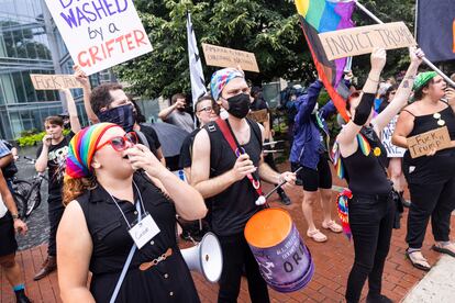 Un grupo de manifestantes protesta a las puerta del hotel de Washington donde ha intervenido Donald Trump. 