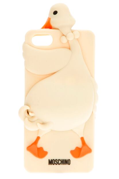 A las amantes de los cuentos infantiles, funda con forma de oca, de Moschino (48 euros).