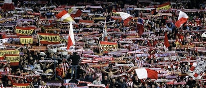 El fondo sur canta el himno del Atlético de Madrid cuando los jugadores salen al campo.