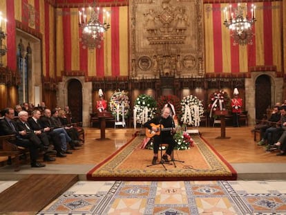 Joan Manuel Serrat cantando en el acto de despedida de Joan Barril en el Ayuntamiento de Barcelona