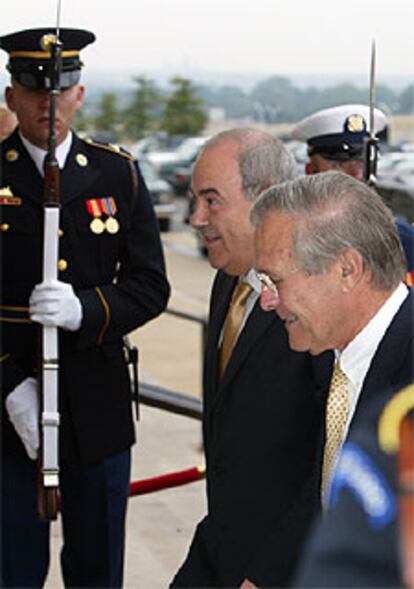 El secretario de Defensa de EE UU, Donald Rumsfeld, y el primer ministro iraquí, Iyad Alaui, entran en el Pentágono.