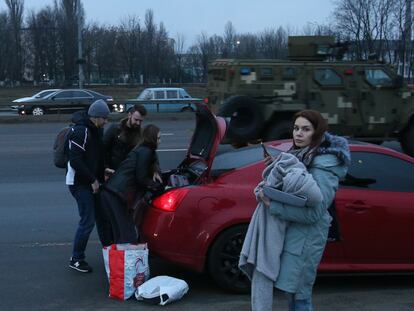 Una familia intenta huir de Kiev como consecuencia de los ataques iniciados por Rusia, en febrero de 2022.