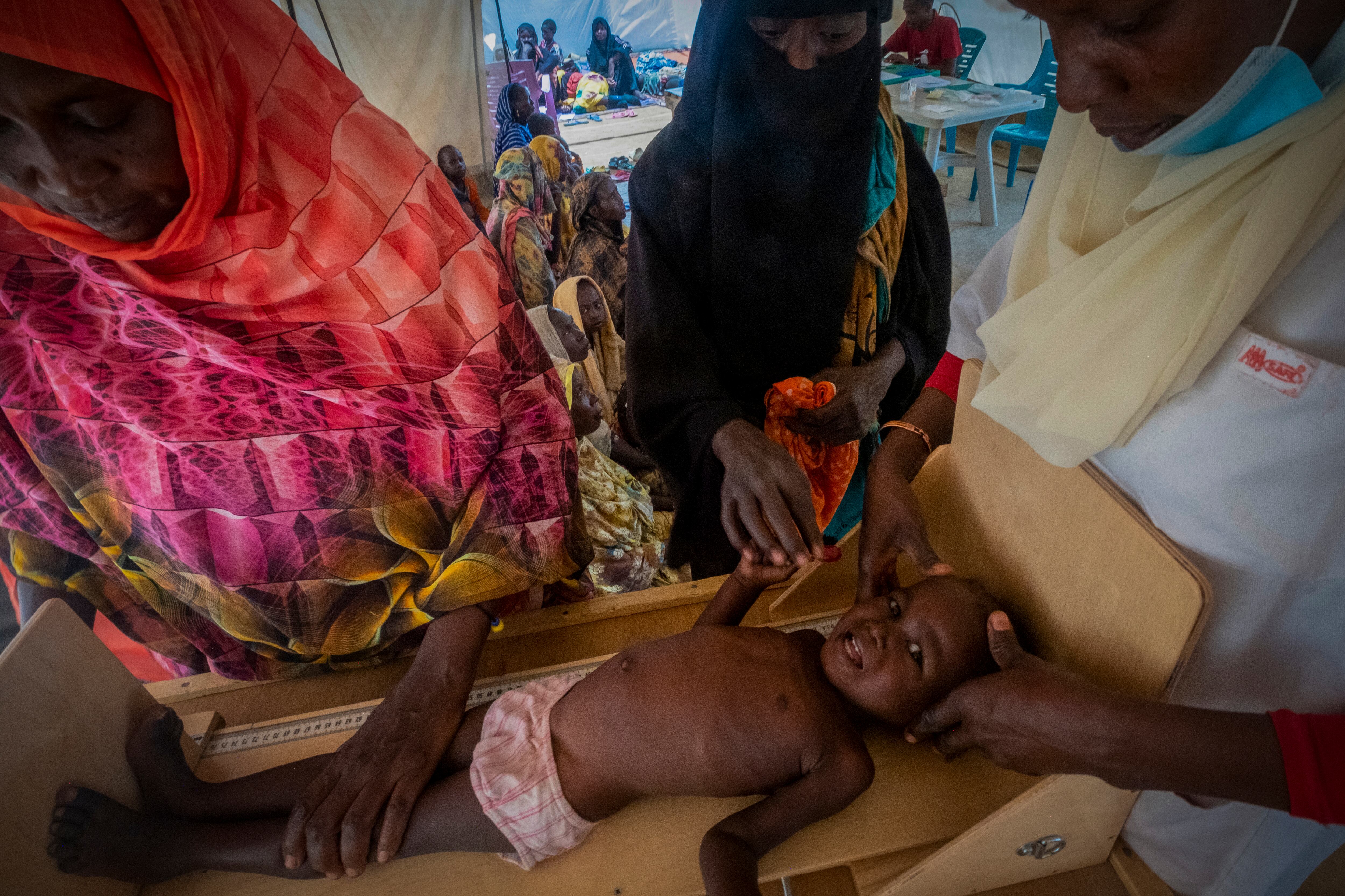 Trabajadoras humanitarias de Médicos Sin Fronteras atendían el 8 de abril a una niña en la clínica del campo Al-Acha, a cuatro horas en coche de Adré, donde el Gobierno de Chad ha realojado a más de 50.000 personas refugiadas de Sudán. Es uno de los campos más aislados, y de ahí proceden muchos de los niños que son atendidos por malnutrición en Metché, a hora y media.