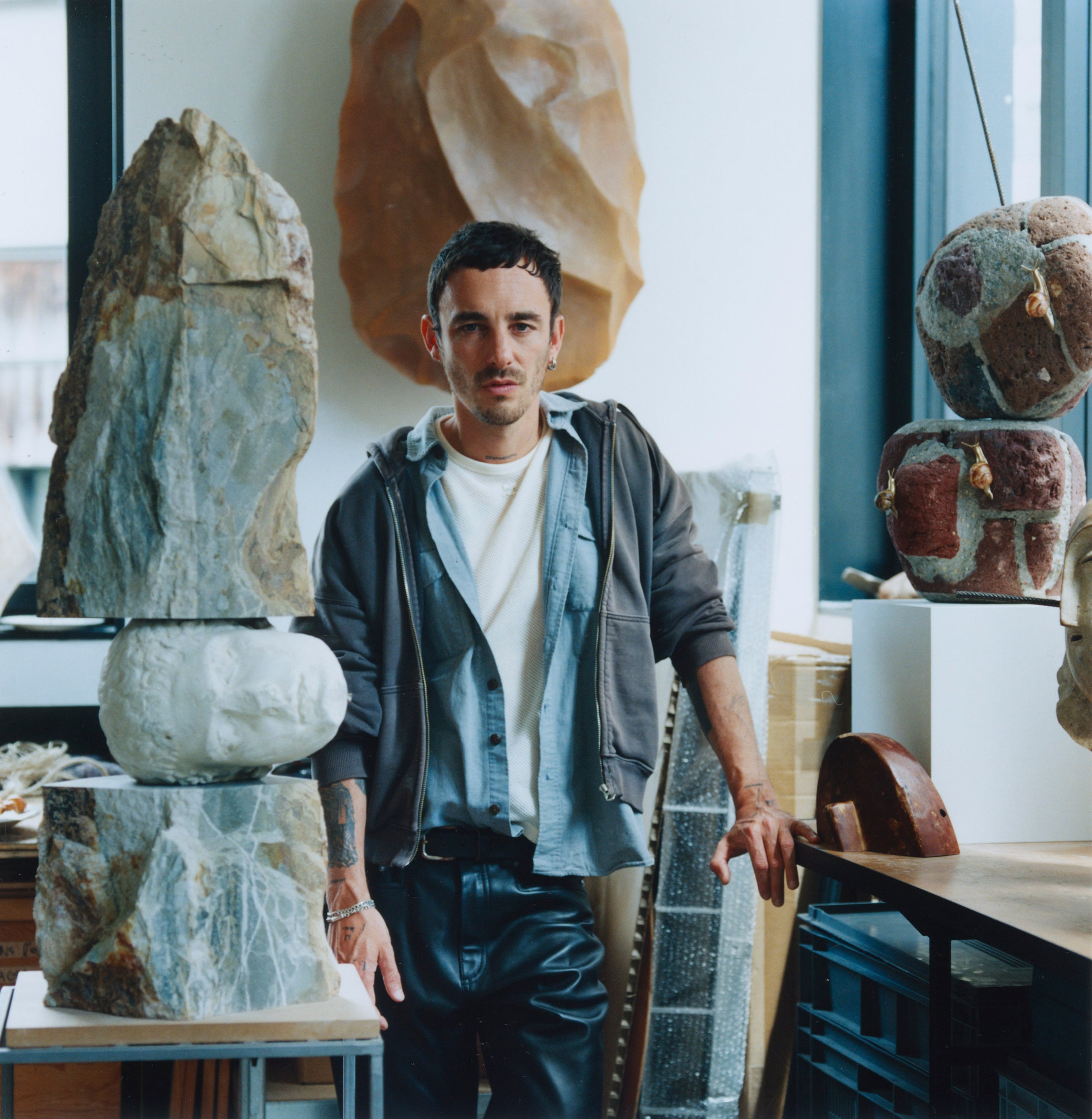 Théo Mercier, en su estudio de París, entre obras terminadas y en proceso.