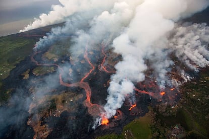 Un río de lava del volcán Kilauea en Pahoa (Hawai), 22 de mayo de 2018. La erupción en curso de Kilauea es la más grande en décadas, destruyendo más de 40 casas hasta la fecha y desplazando a miles de personas.