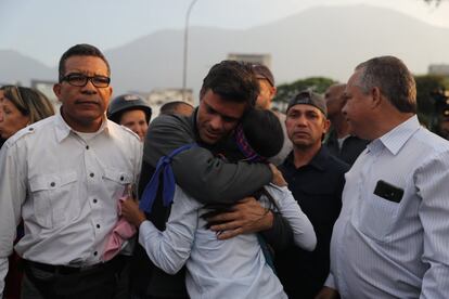 O opositor venezuelano Leopoldo López recebe o abraço de uma simpatizante depois de ser liberto, nesta terça-feira, em Caracas.