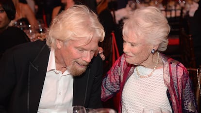 BEVERLY HILLS, CA - MAY 12: Richard Branson y su madre Eve, en la gala AltaMed Power Up, We Are The Future en 2016 en California.