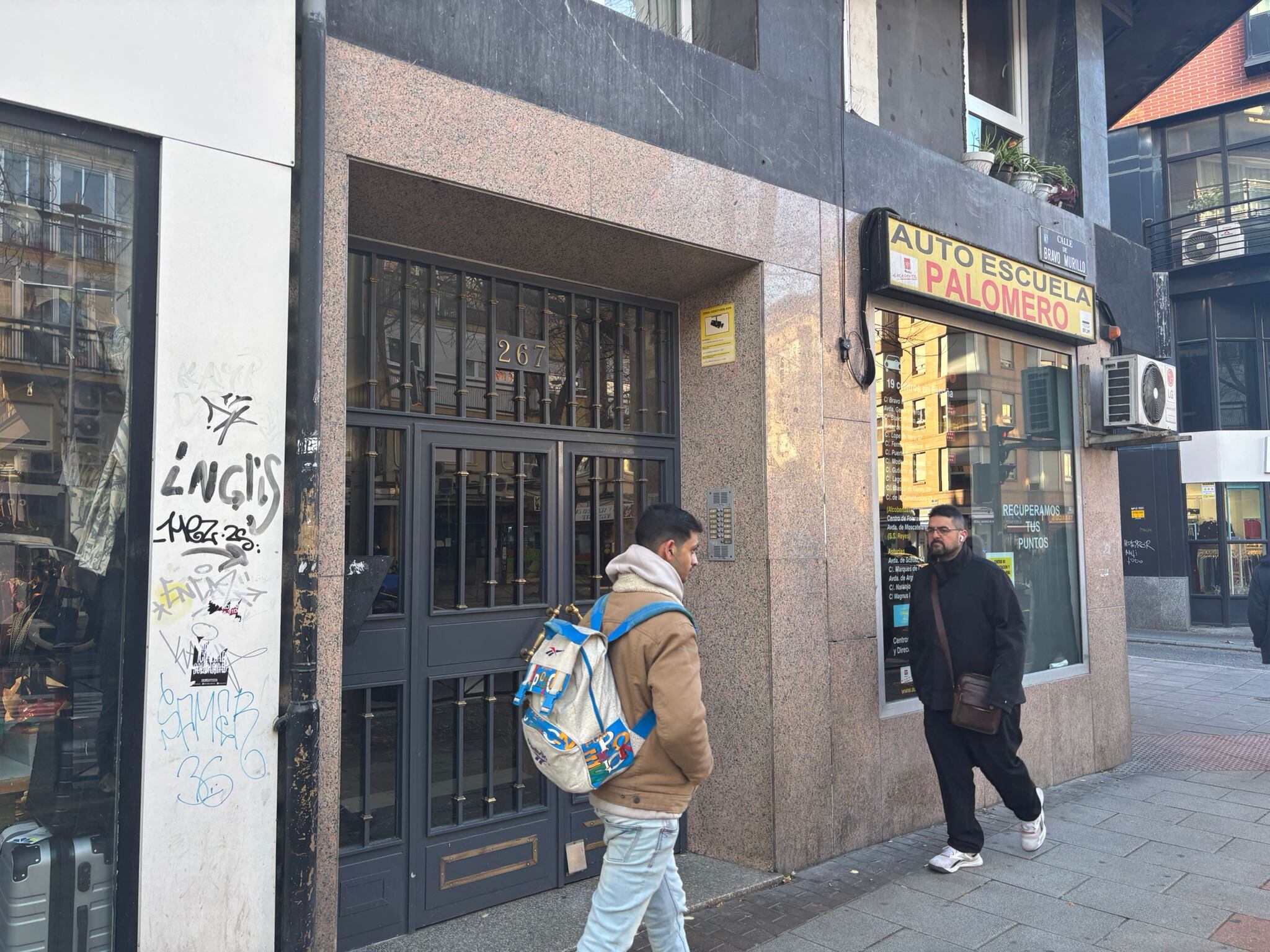 El portal del edificio donde ha sido asesinada una mujer de 49 años por su hijo esta madrugada en Madrid.