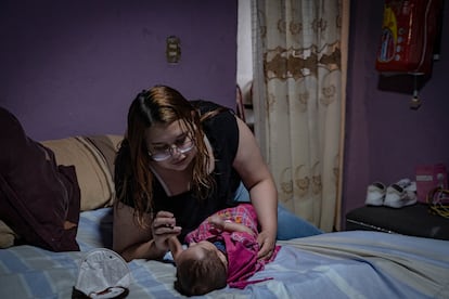 Brenda Betancourt cuida de su pequeña hija después de haber sido internada por 19 días en una clínica del IMSS en el Estado de México.
