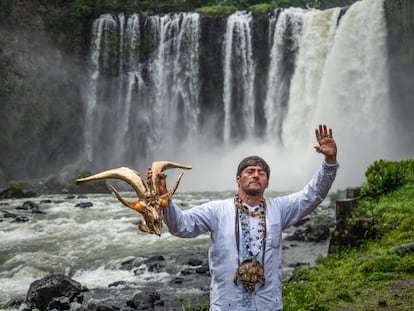 Enrique Marthen Berdón, brujo mayor de Catemaco, realiza un ritual de limpia jnto a el Salto de Eyipantla, en el Estado de Veracruz (México), en 2020.