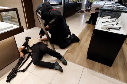 Simulacro de la Policía Nacional de respuesta ante la presencia de terroristas en El Corte Inglés de Pamplona, el pasado domingo.