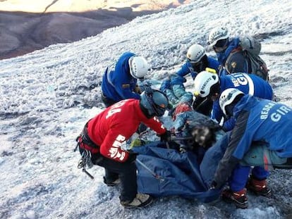 Un grupo de rescatistas trabajan en el volcán Chimborazo.