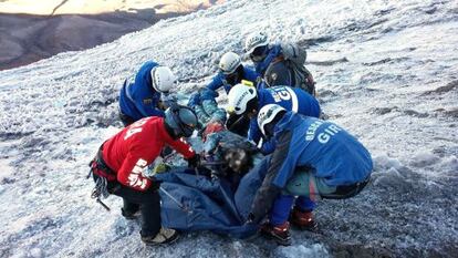 Un grupo de rescatistas trabajan en el volcán Chimborazo.