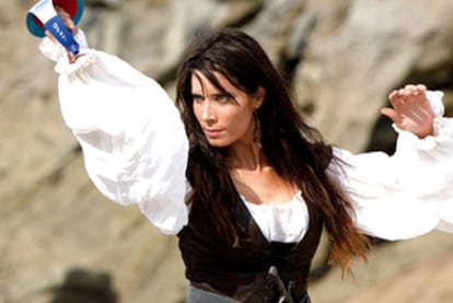 Pilar Rubio, en el papel de Carmen Bocanegra, en <i>Piratas </i>(Telecinco).
