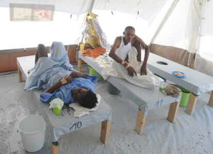 Víctimas del cólera reciben tratamiento en un hospital de Médicos Sin Fronteras situado en Sarthe, al norte de Puerto Príncipe.