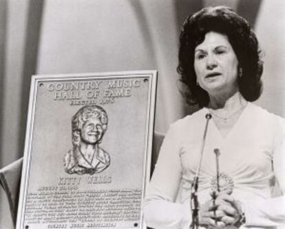 Kitty Wells, cuando fue incluida en el Salón de la Fama de la Música Country, en 1976.