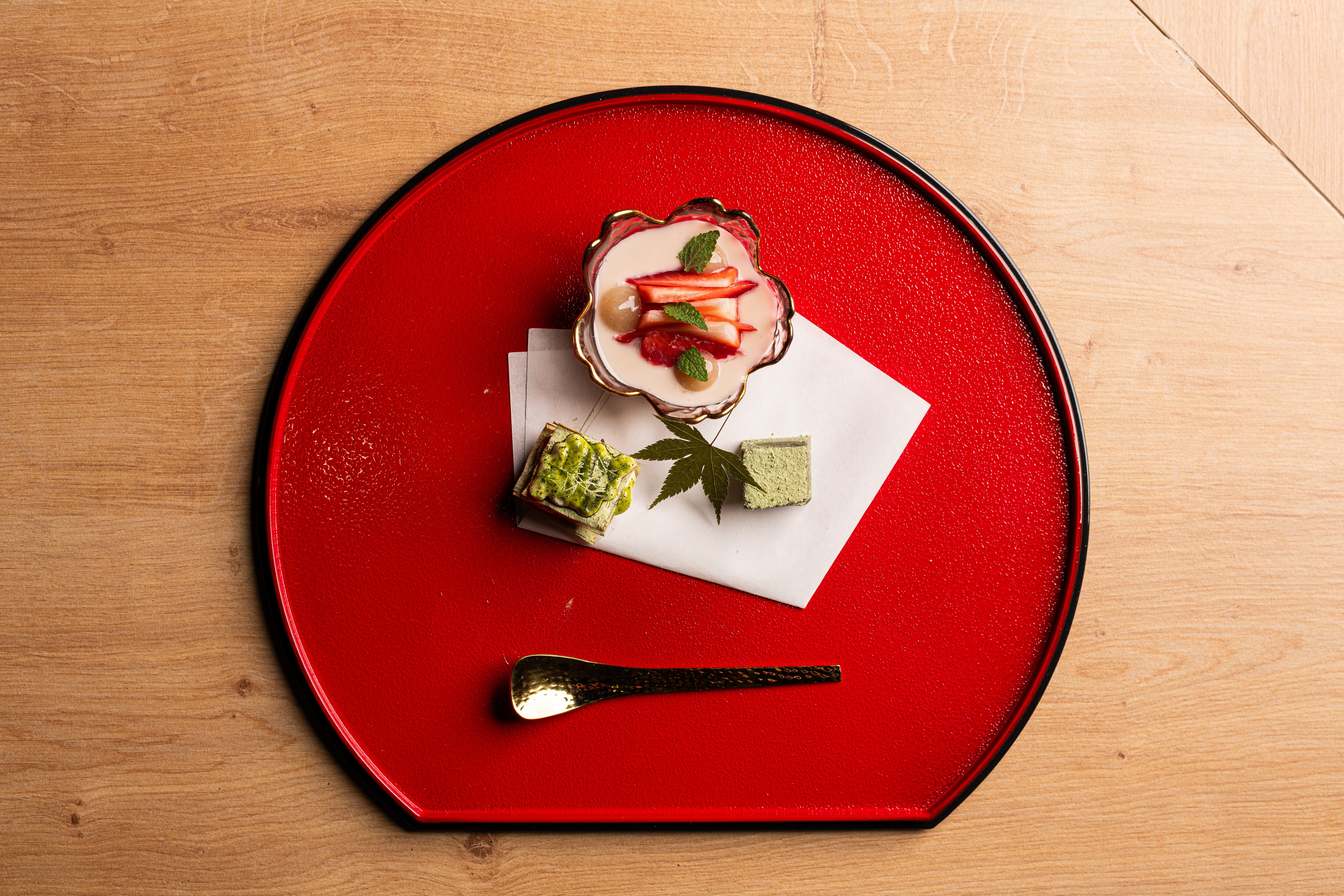 Surtido de dulces: cremoso de té matcha, panacota de leche de soja, rosas y fresas, y milhojas kombu blanco. Imagen proporcionada por el restaurante Sen Omakase.