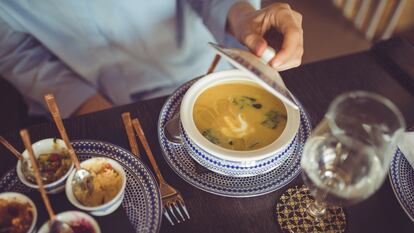 Este utensilio permite mantener los caldos calientes por más tiempo. GETTY IMAGES.