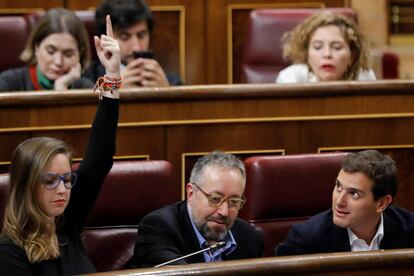 Albert Rivera (derecha) y diputados de Ciudadanos, este martes en el Congreso.