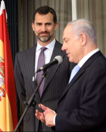 El Príncipe de Asturias escucha al primer ministro de Israel, Banjamín Netanyahu (d), durante la reunión que mantuvieronen Jerusalen, en el último día de la primera visita oficial que los Príncipes de Asturias están realizando a este país.