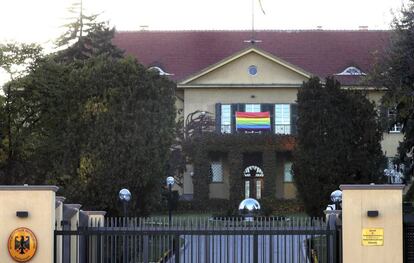 Una bandera arcoiris en la embajada alemana en Ankara protesta contra la prohibici&oacute;n de actos LGBTI en la capital turca.