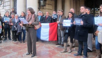 La portavoz consular durante la lectura del comunicado de condena junto al Ayuntamiento de Valencia.