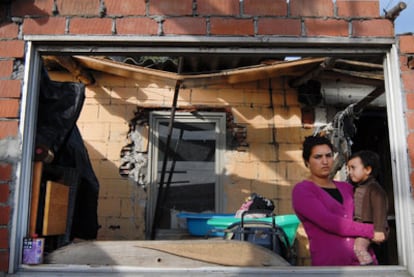 Una vecina del poblado de As Rañas, con su hija, en la vivienda que el Ayuntamiento abandonó sin concluir su rehabilitación.