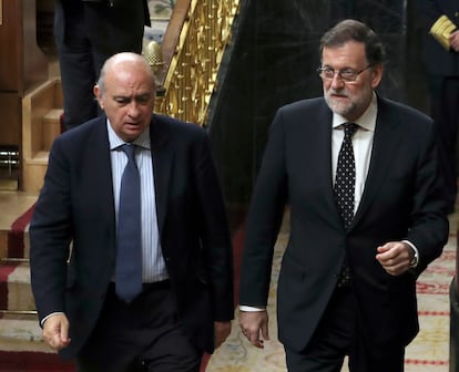 El ministro del Interior en funciones, Jorge Fernández Díaz (izquierda) y el presidente del Gobierno en funciones, Mariano Rajoy, en un pleno del Congreso, en octubre de 2016.