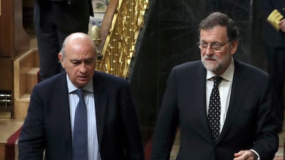 El ministro del Interior en funciones, Jorge Fernández Díaz (izquierda) y el presidente del Gobierno en funciones, Mariano Rajoy, en un pleno del Congreso, en octubre de 2016.