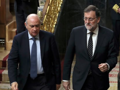 El exministro Jorge Fernández Díaz y el expresidente Mariano Rajoy, en el Congreso en 2016.