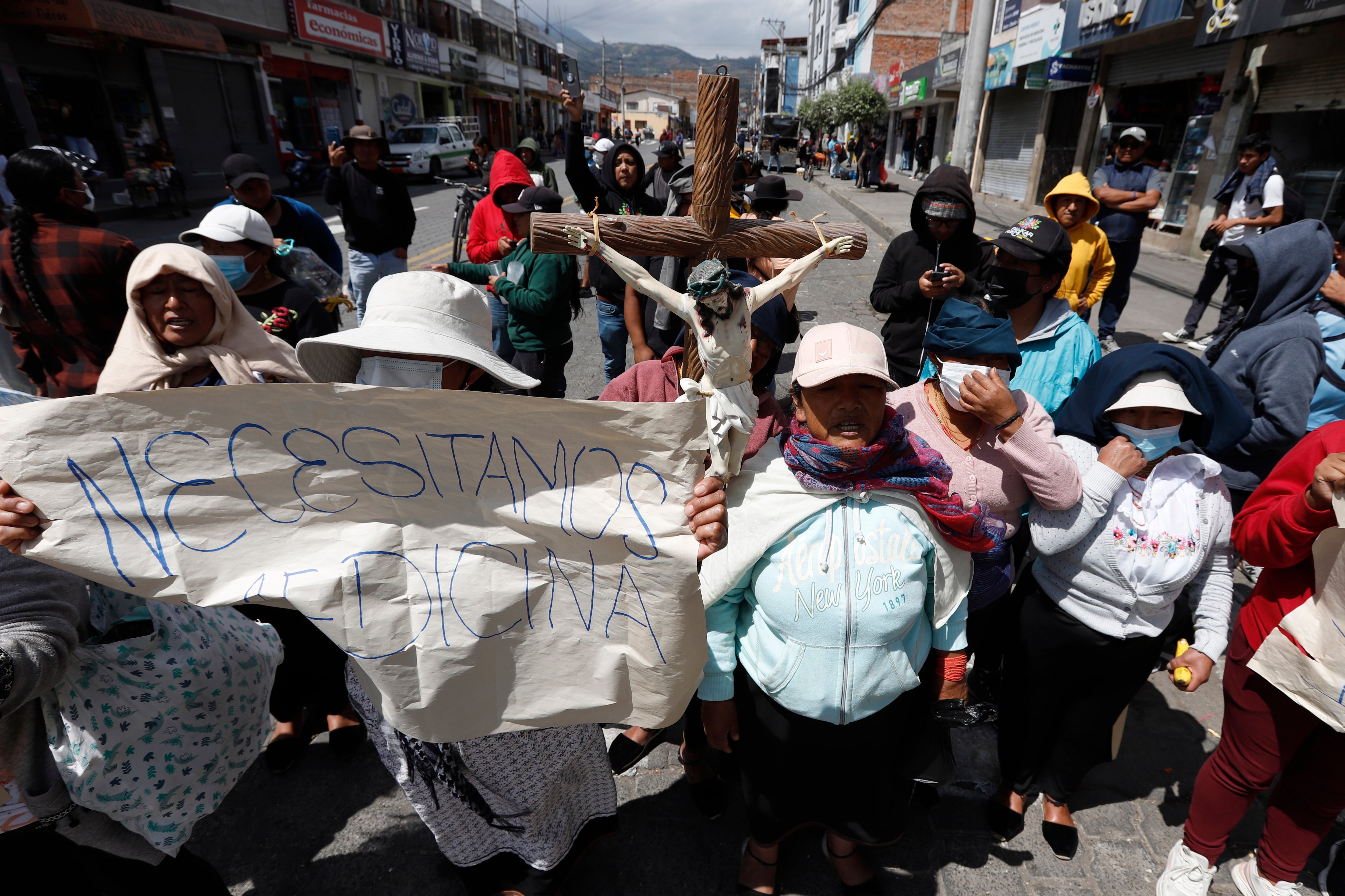 La disputa comercial de Ecuador con Colombia golpea a enfermos críticos, empresas y agricultores