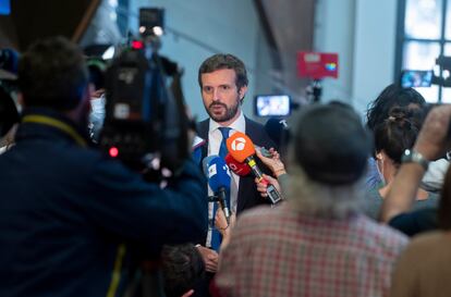 El líder del PP, Pablo Casado, atiende a los medios de comunicación antes de un acto en la Fundación Telefónica.