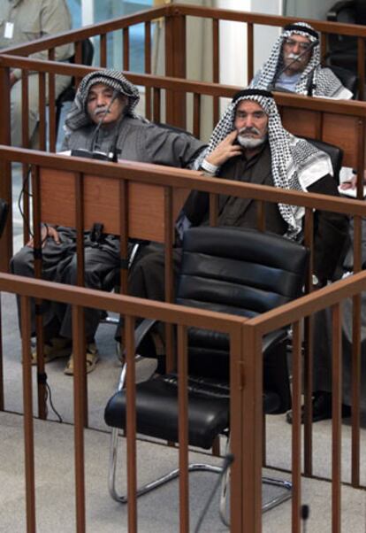 Varios acusados y la silla vacía de Sadam Husein, en la vista de ayer.