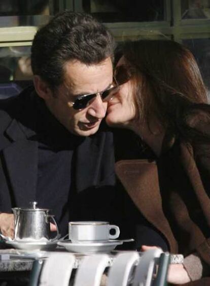 Nicolas Sarkozy y Carla Bruni, ayer en una cafetería en Versalles.