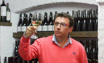 Carlos Rey Lustres, en su bodega.