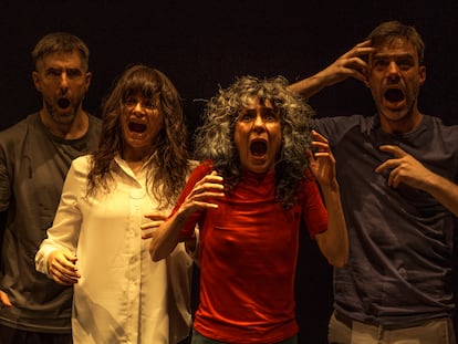 De izquierda a derecha, Lucas Condró, Poliana Lima, Claudia Faci y Juan José Rodríguez, en una escena de 'Cuerpo de baile'.