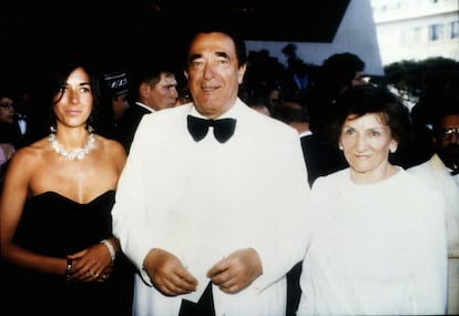 Robert Maxwell (centro), en una fiesta en su yate junto a su hija Ghislaine y su esposa Elisabeth.