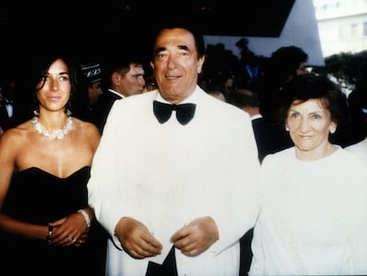 Robert Maxwell (centro), en una fiesta en su yate junto a su hija Ghislaine y su esposa Elisabeth.
