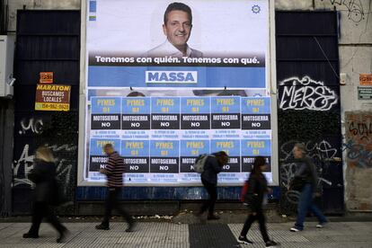 Carteles electorales del candidato Sergio Massa en los que se hace referencia a la aparición Javier Milei con una motosierra en un mitin, en Buenos Aires, el 18 de octubre pasado.