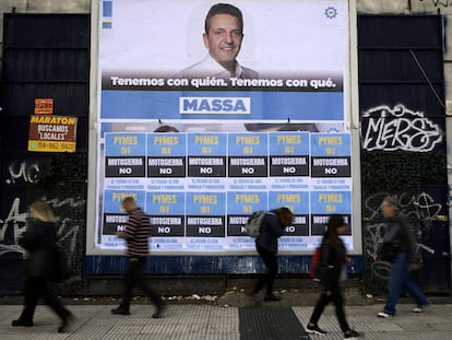 Carteles electorales del candidato Sergio Massa en los que se hace referencia a la aparición Javier Milei con una motosierra en un mitin, en Buenos Aires, el 18 de octubre pasado.