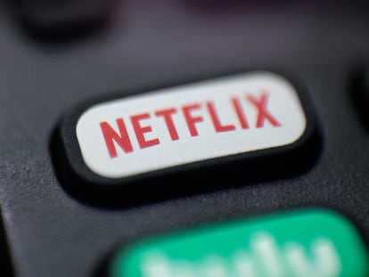 Logotipo de Netflix en un mando a distancia en Portland, Oregón, Estados Unidos.