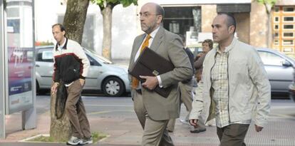 Josu Montes, a la derecha, acude al juzgado acompañado por su abogado en junio de 2012. 