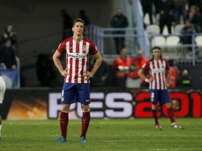 Torres se lamenta, durante el partido contra el M&aacute;laga.