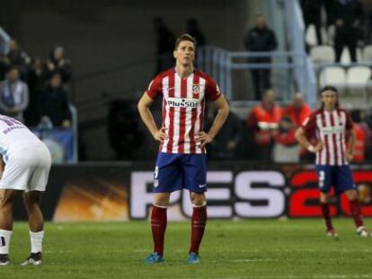 Torres se lamenta, durante el partido contra el M&aacute;laga.